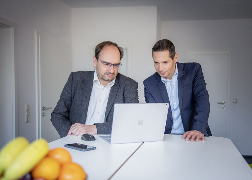 Steuerberater Sven Kiesow und Rechtsanwalt Jean Zollatz beraten über ein Steuerkonzept für ein international handelndes Unternehmen.